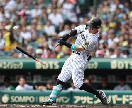 　１回、バットを折られ、右飛に倒れる佐藤輝（撮影・北村雅宏）