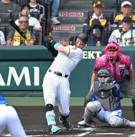 　１回、バットを折られ右飛に倒れる佐藤輝（撮影・飯室逸平）