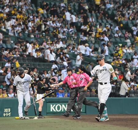 　９回、佐藤輝（右）が三振に倒れ試合終了（撮影・西田忠信）