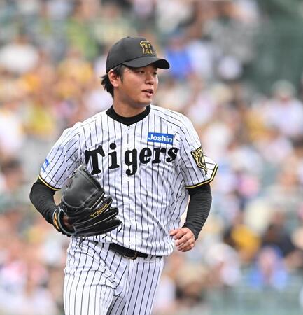 　４回、度会を一ゴロに仕留める高橋（撮影・西田忠信）