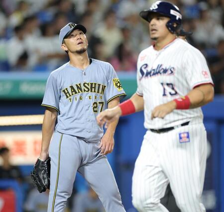 　５回、古賀に適時二塁打を浴びて４点目を失い、うなだれる伊藤将（撮影・西岡正）