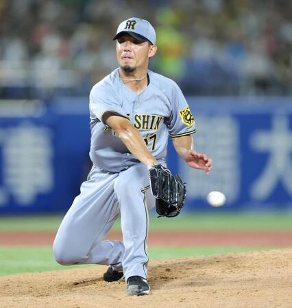 　３回、古賀の打球にグラブを出す伊藤将（撮影・西岡正）