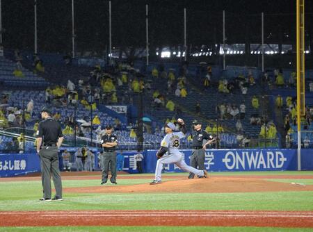 　７回、試合再開へ向け、キャッチボールを開始する茨木（撮影・西岡正）