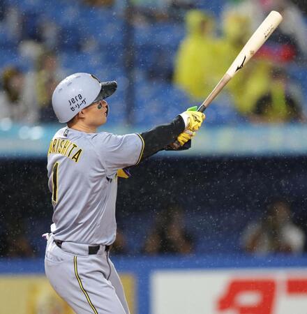 　８回、中犠飛を放つ森下（撮影・西岡正）