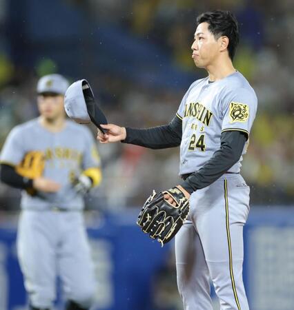 　５回、北村恵に押し出し死球を与え、帽子をとる工藤（撮影・西岡正）