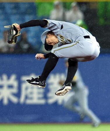 　８回、岩田の打球を好捕する熊谷（撮影・田中太一）