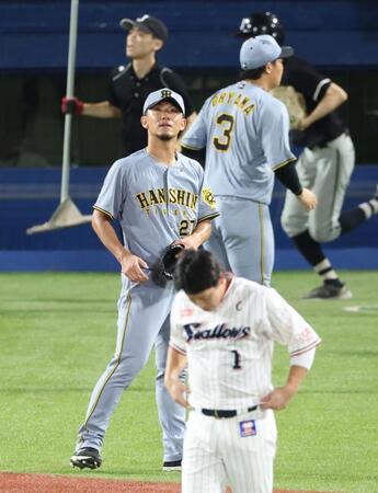 　３回、厳しい表情でベンチに戻る伊藤将（撮影・金田祐二）
