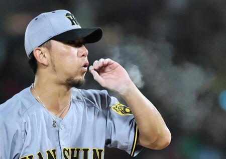 　５回、連打を浴び苦しいマウンドでひと息入れる伊藤将（撮影・田中太一）