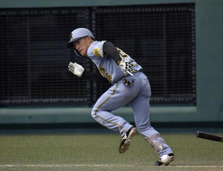 　セーフティーバントを試みた福島