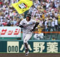 　７回、ソロを放ち、ダイヤモンドを回る大山（撮影・北村雅宏）