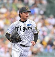 　４回、度会を一ゴロに仕留める高橋（撮影・西田忠信）