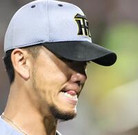 　３回、舌をかみながらベンチへ戻る伊藤将（撮影・田中太一）