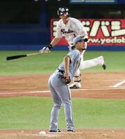 　１回、山田に先制ソロを浴びる伊藤将（撮影・金田祐二）