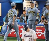 　５回、降板の伊藤将と厳しい表情の藤川監督（撮影・金田祐二）