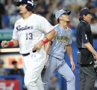 　５回、古賀に適時二塁打を浴びて４点目を失い、うなだれる伊藤将（撮影・西岡正）