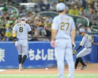 　５回、長岡の打球を見送る佐藤輝。内野安打となる（撮影・西岡正）