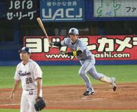 　８回、二塁打を放つ近本（撮影・金田祐二）