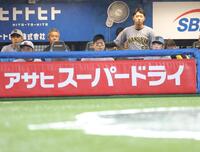 　試合再開に向けて用意が始まり、硬い表情でグラウンドを見る阪神ナイン。レフトスタンドからはブーイングが起きた（撮影・西岡正）