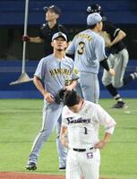 　３回、厳しい表情でベンチに戻る伊藤将（撮影・金田祐二）