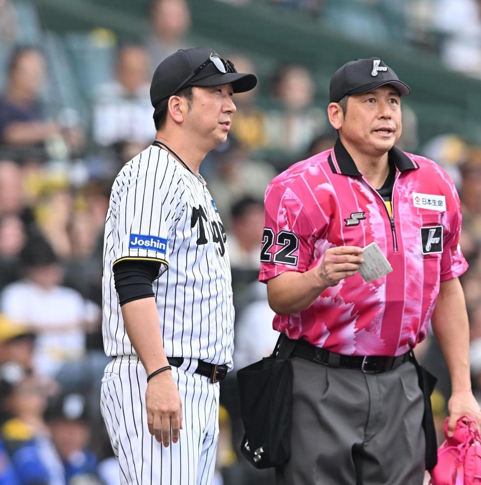 　５回途中、高橋の交代を告げる藤川監督（撮影・西田忠信）