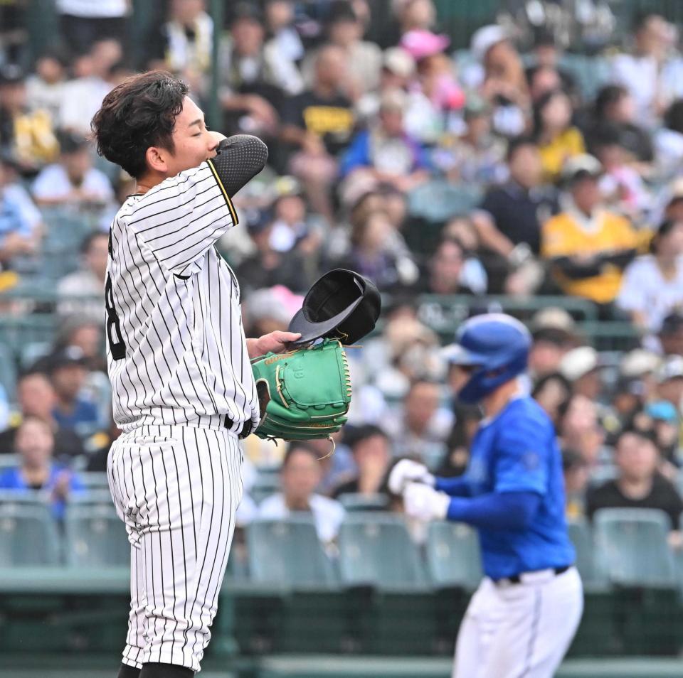 　８回、オースティン（右）に２ランを浴びた伊原（撮影・西田忠信）