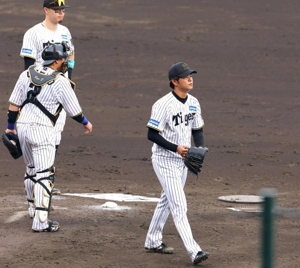 　５回途中、降板する高橋（撮影・山口登）