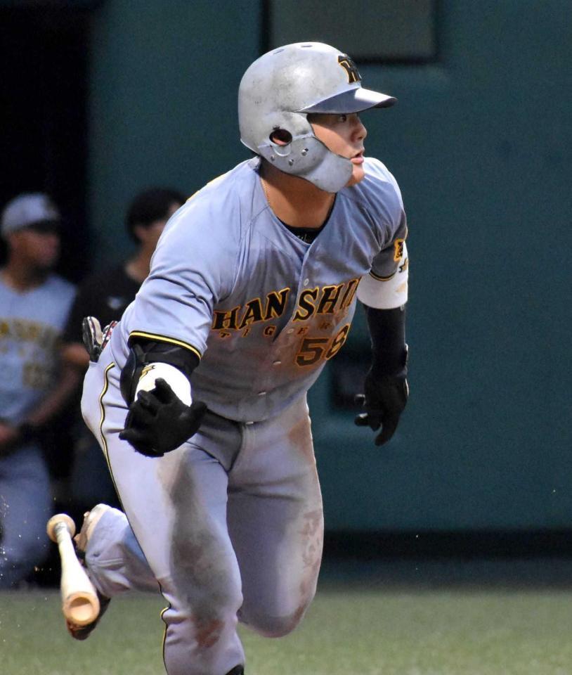 　３回、右中間へ適時二塁打を放った前川