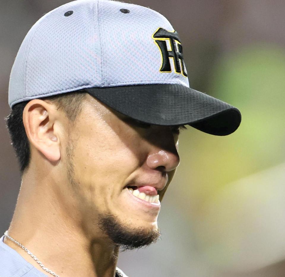 　３回、舌をかみながらベンチへ戻る伊藤将（撮影・田中太一）