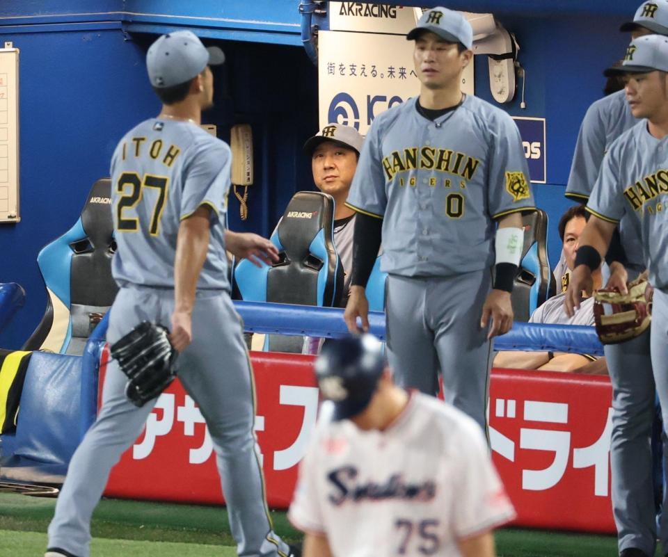 　５回、降板の伊藤将と厳しい表情の藤川監督（撮影・金田祐二）