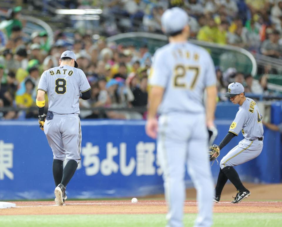 　５回、長岡の打球を見送る佐藤輝。内野安打となる（撮影・西岡正）