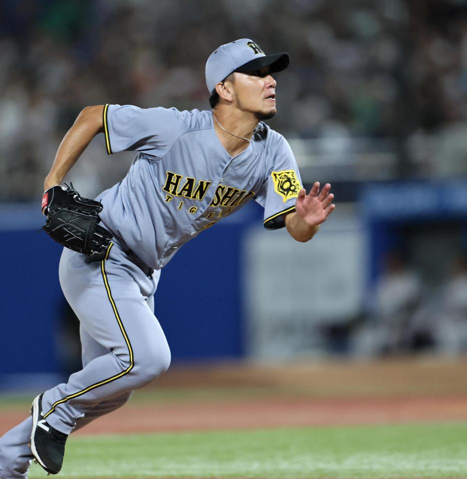 　２回、内山の打球を追う伊藤将（撮影・田中太一）