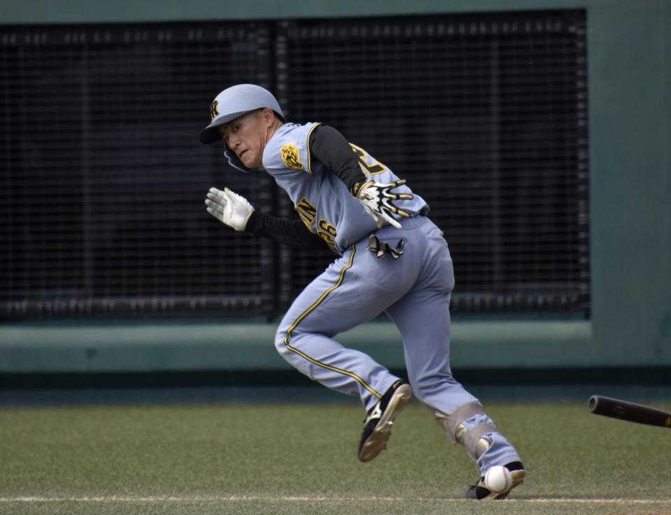 　セーフティーバントを試みた福島