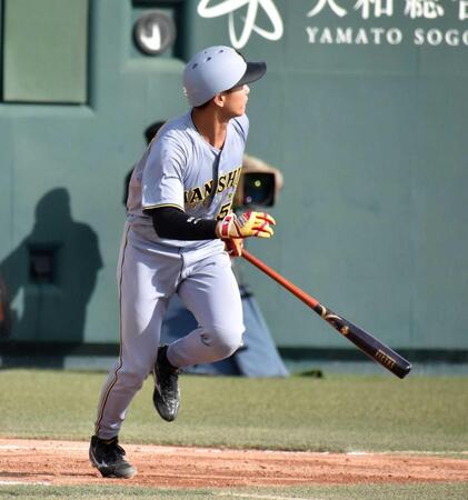 　８回、３ランを放つ山田（撮影・河西俊輔）