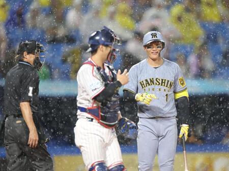 　６回途中に降雨中断し、古賀（左）にあいさつして引き揚げる森下（撮影・西岡正）