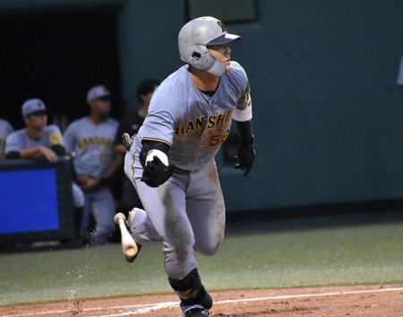 　ウエスタン・ソフトバンク戦の３回、右中間へ適時二塁打を放つ前川＝２０日