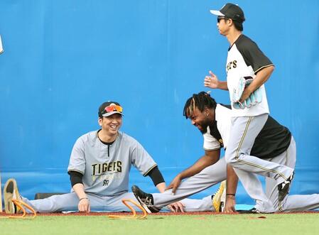 　ドリスと談笑する藤川監督（撮影・田中太一）