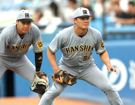 　一塁でシートノックを受ける前川。左は大山（撮影・田中太一）