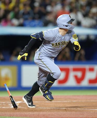 　２回、左中間に先制ソロを放つ佐藤輝（撮影・西岡正）