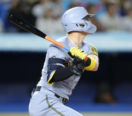 　２回、左中間に先制ソロを放つ佐藤輝（撮影・西岡正）