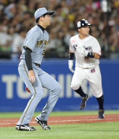 　５回、太田に右犠飛を浴び、同点とされた才木（撮影・西岡正）