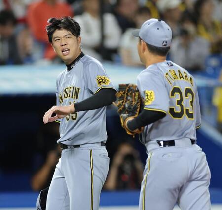 　５回、糸原（右）とタッチを交わす才木（撮影・西岡正）