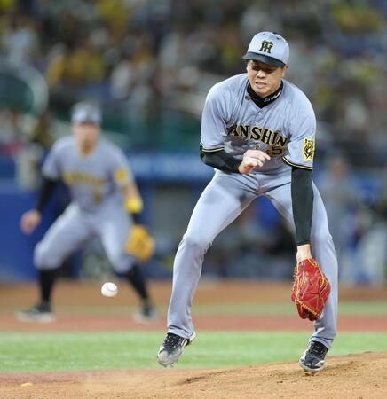 　６回、北村恵の打球が足に当たった才木（撮影・西岡正）