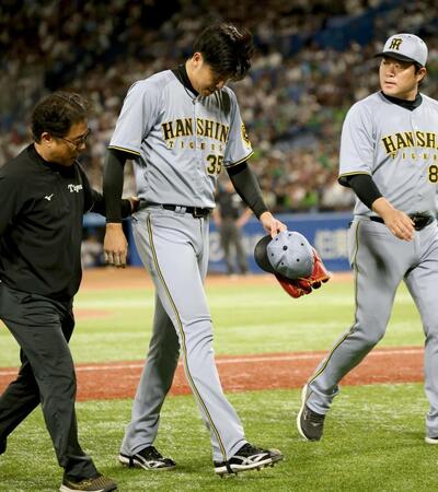 　６回、打球を足に当て、ベンチへ下がる才木（撮影・田中太一）