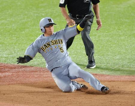 　７回、二盗を決め通算２００盗塁を達成した近本（撮影・金田祐二）