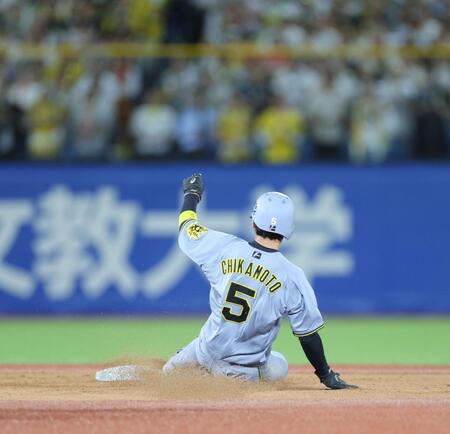 　７回、二盗に成功し、通算２００盗塁を達成した近本（撮影・西岡正）