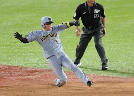 　７回、二盗を決め通算２００盗塁を達成した近本（撮影・金田祐二）