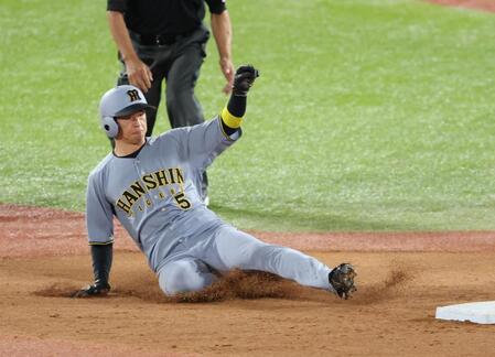 　７回、二盗を決め通算２００盗塁を達成した近本（撮影・金田祐二）