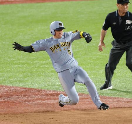 　７回、二盗を決め通算２００盗塁を達成した近本（撮影・金田祐二）