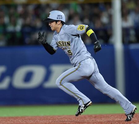 　７回、二塁へスタートを切り盗塁を成功させる近本（撮影・田中太一）