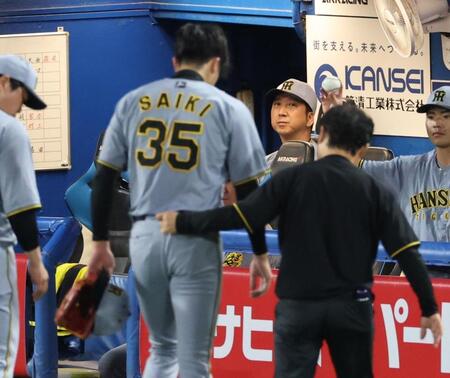 　６回、北村恵の打球を受けベンチに戻る才木を心配そうに見つめる藤川監督（撮影・金田祐二）